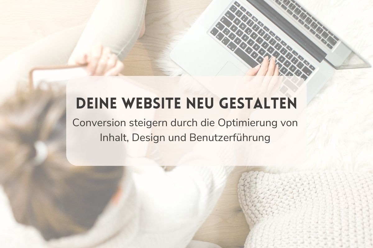 Deine Website neu gestalten - Conversion steigern durch die Optimierung von Inhalt, Design und Benutzerführung Im Hintergrund sitzt eine Frau. In der linken Hand hält sie ein Buch, mit der rechten tippt sie auf einem Laptop