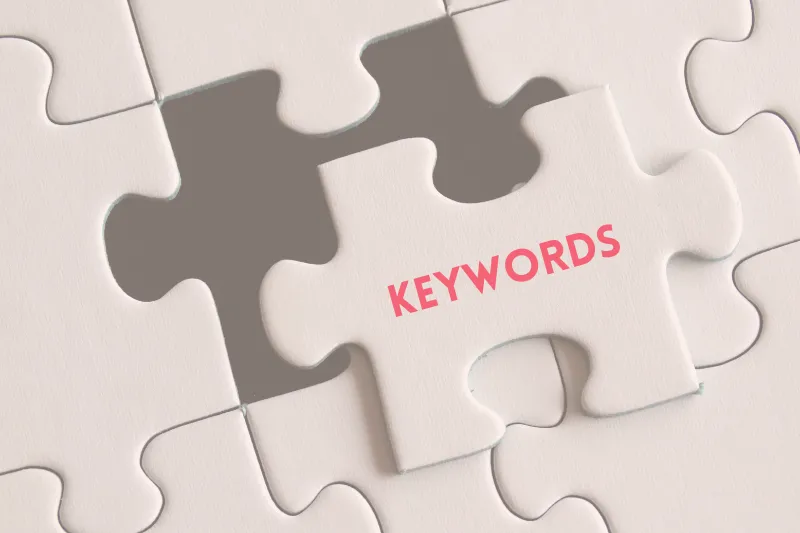Das Bild zeigt ein Puzzleteil beschriftet mit "Keywords", das sich als Teil in eine SEO-Strategie einfügt