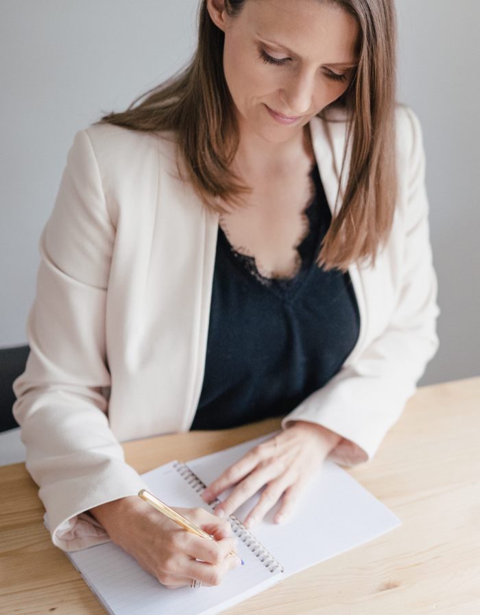 Website-Erstellung für Coaches und Berater Lina Kolitsch ist vor ihrem Laptop und telefoniert mit dem Handy mit einem Website-Kunden